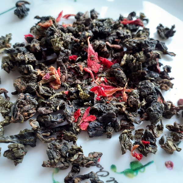 Herbata oolong truskawka susze liście przed zaparzeniem herbaty